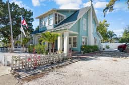 Clearwater Bungalow 10 Min to Beach + Bikes - Image 2