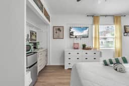 The Clearwater Beach Studio | Walk to Sand + Bikes - Image 4