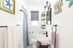 Clearwater Coastal Condo | Walk to beach + Bikes! - Image 4