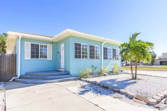 Clearwater 2/1 Condo Close to Beach + Downtown - Image 1