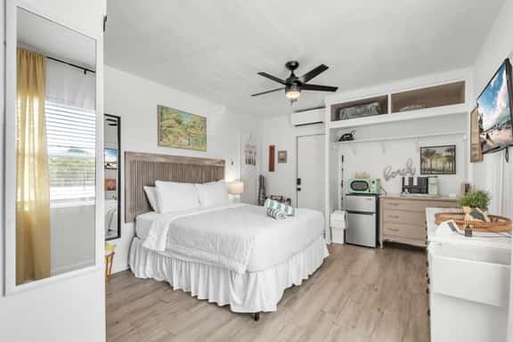 The Clearwater Beach Studio | Walk to Sand + Bikes - Image 1