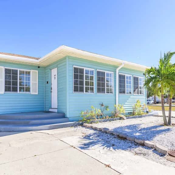 Clearwater 2/1 Condo Close to Beach + Downtown - Image 1