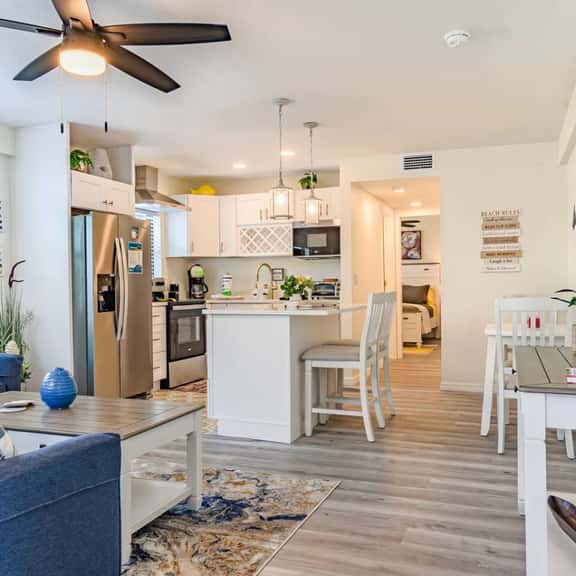 Treasure Island Condo | Beach + Shared Roof Deck - Image 1