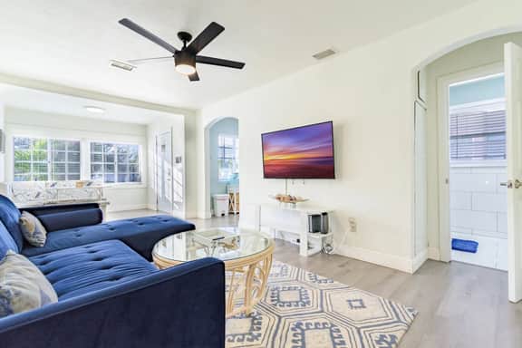 Clearwater 2/1 Condo Close to Beach + Downtown - Image 4