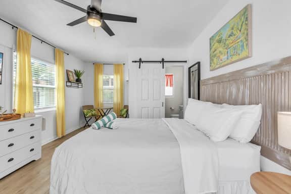 The Clearwater Beach Studio | Walk to Sand + Bikes - Image 2