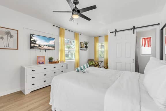 The Clearwater Beach Studio | Walk to Sand + Bikes - Image 3
