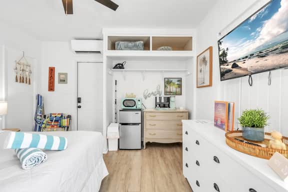 The Clearwater Beach Studio | Walk to Sand + Bikes - Image 5