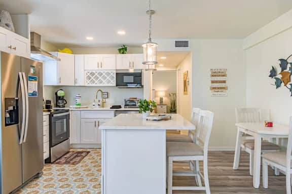 Treasure Island Condo | Beach + Shared Roof Deck - Image 2