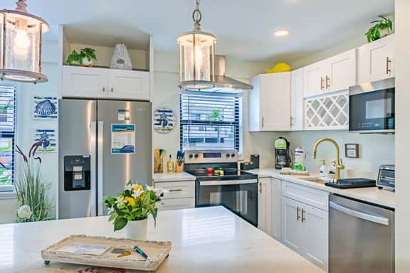 Treasure Island Condo | Beach + Shared Roof Deck - Image 3