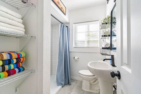Clearwater Bungalow Oasis – 2 Blocks to Beach - Image 4