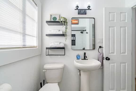 Clearwater Bungalow Oasis – 2 Blocks to Beach - Image 5