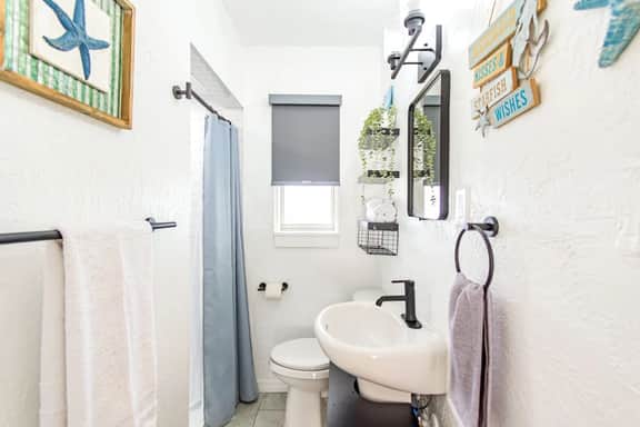 Clearwater Coastal Condo | Walk to beach + Bikes! - Image 4